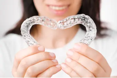 Transparente Aligner in Herzform